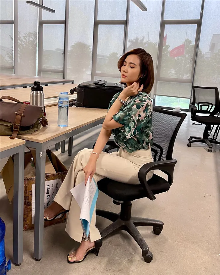 Thương ngày nắng về: Huyền Lizzie gây choáng với gia tài váy áo đồ sộ ở phần 2 - Ảnh 16. Thương ngày nắng về: Huyền Lizzie gây choáng với gia tài váy áo đồ sộ ở phần 2 - Ảnh 16.