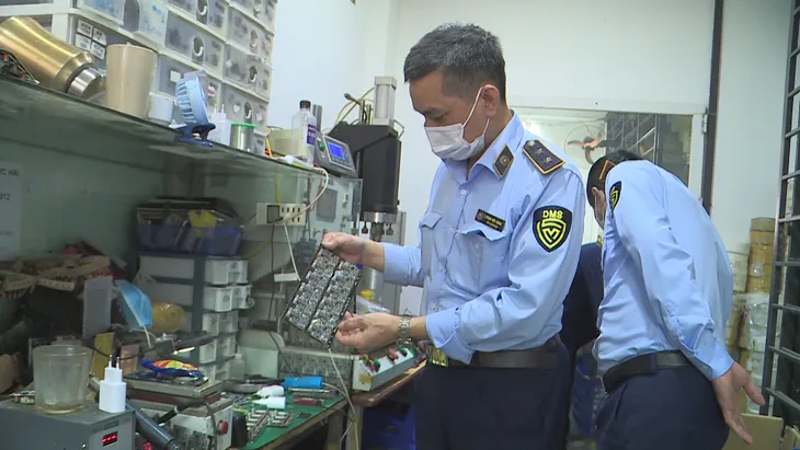 Triệt phá cơ sở sản xuất hàng chục nghìn sạc điện thoại giả giữa lòng Hà Nội - Ảnh 2. Triệt phá cơ sở sản xuất hàng chục nghìn sạc điện thoại giả giữa lòng Hà Nội - Ảnh 2.