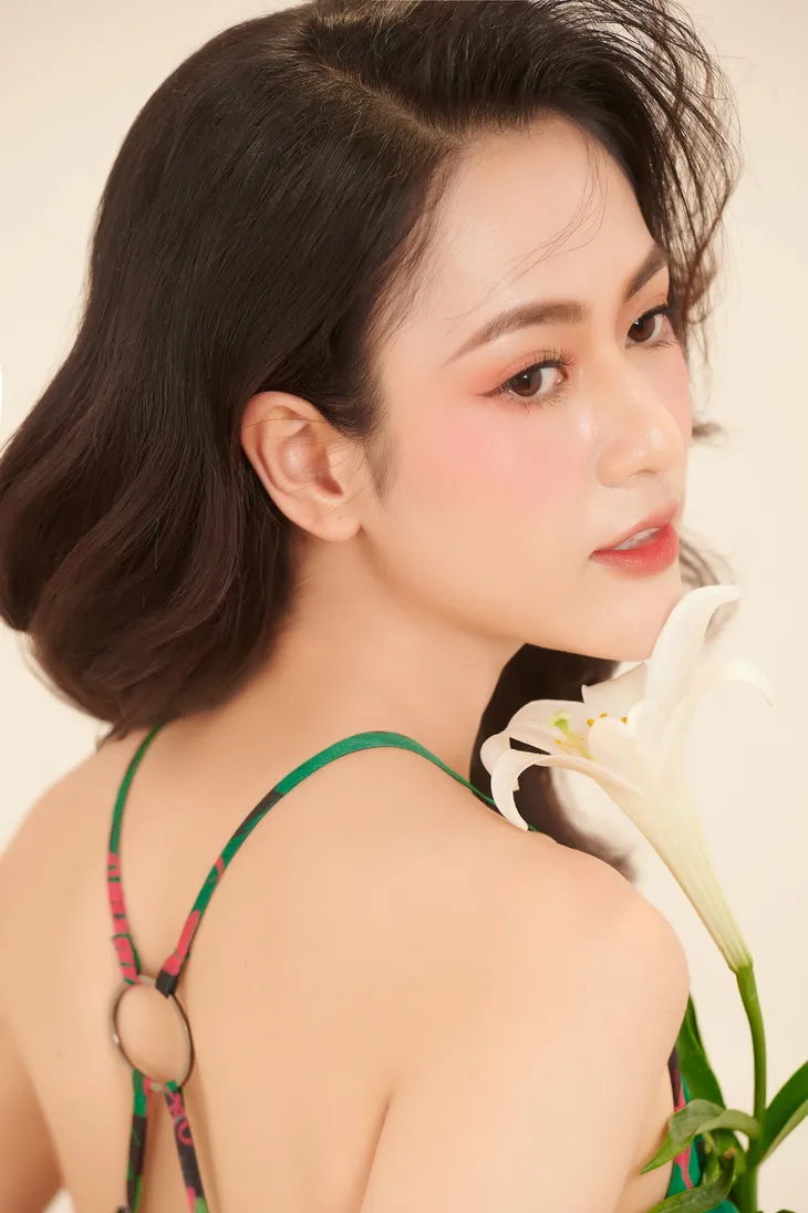 Việt Hoa khoe sắc bên hoa loa kèn - Ảnh 1. Việt Hoa khoe sắc bên hoa loa kèn - Ảnh 1.
