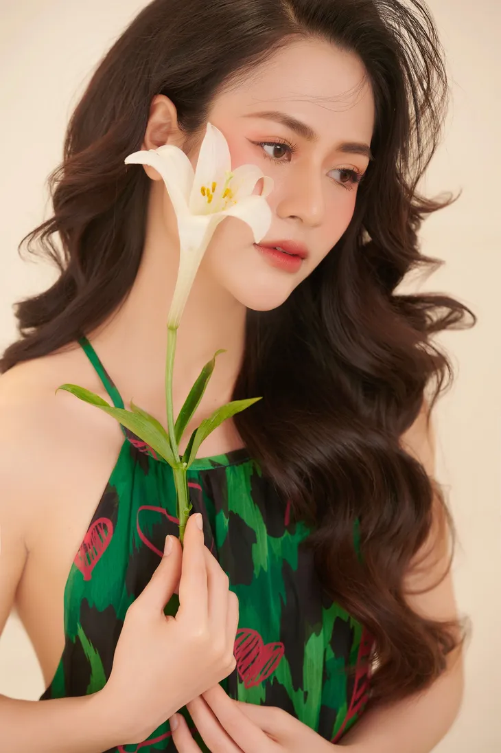 Việt Hoa khoe sắc bên hoa loa kèn - Ảnh 8. Việt Hoa khoe sắc bên hoa loa kèn - Ảnh 8.