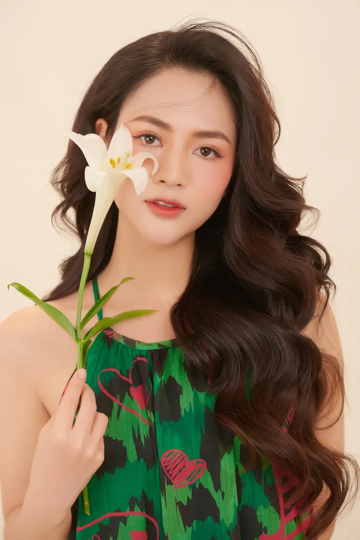 Việt Hoa khoe sắc bên hoa loa kèn - Ảnh 10. Việt Hoa khoe sắc bên hoa loa kèn - Ảnh 10.