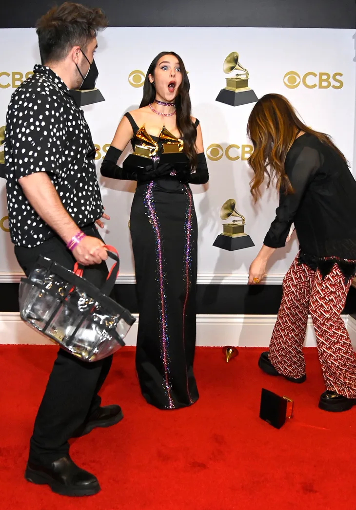 Tân binh Olivia Rodrigo làm gãy kèn vàng Grammy - Ảnh 1. Tân binh Olivia Rodrigo làm gãy kèn vàng Grammy - Ảnh 1.