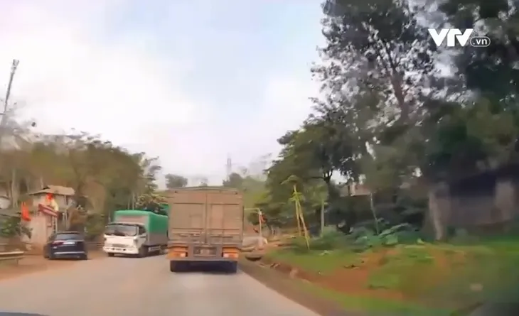 Suýt gây tai nạn giao thông khi cố vượt ẩu - Ảnh 1. Suýt gây tai nạn giao thông khi cố vượt ẩu - Ảnh 1.