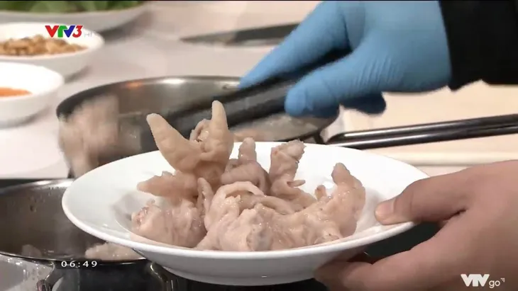 Cách làm nộm chân gà chua cay siêu nhanh mà siêu ngon - Ảnh 2. Cách làm nộm chân gà chua cay siêu nhanh mà siêu ngon - Ảnh 2.