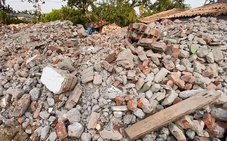 Nhức nhối nạn đổ trộm phế thải vật liệu xây dựng khắp thủ đô - Ảnh 1. Nhức nhối nạn đổ trộm phế thải vật liệu xây dựng khắp thủ đô - Ảnh 1.