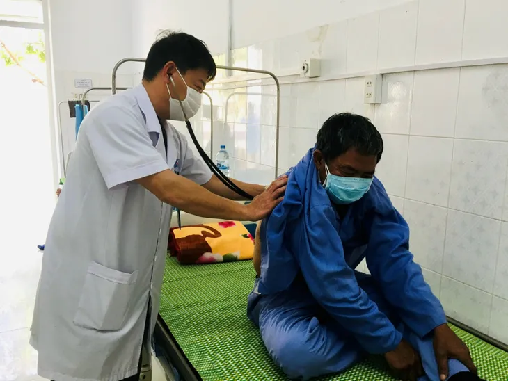 Hậu COVID-19: Bệnh nhân bị áp xe phổi, tràn khí màng phổi - Ảnh 1. Hậu COVID-19: Bệnh nhân bị áp xe phổi, tràn khí màng phổi - Ảnh 1.