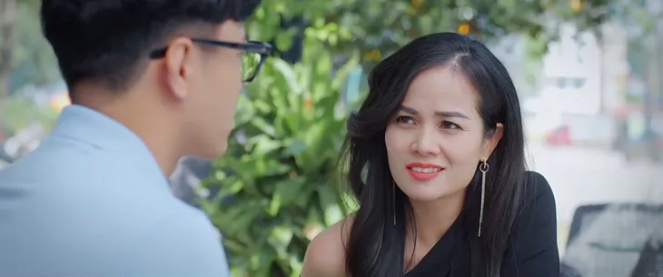 Thương ngày nắng về 2 - Tập 3: Đã túng, Đức còn bị chị gái ngon ngọt gãi 50 triệu - Ảnh 1. Thương ngày nắng về 2 - Tập 3: Đã túng, Đức còn bị chị gái ngon ngọt gãi 50 triệu - Ảnh 1.