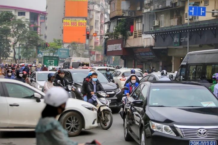 Học sinh lớp 1-6 Hà Nội nô nức trở lại trường sau nghỉ dịch - Ảnh 10. Học sinh lớp 1-6 Hà Nội nô nức trở lại trường sau nghỉ dịch - Ảnh 10.