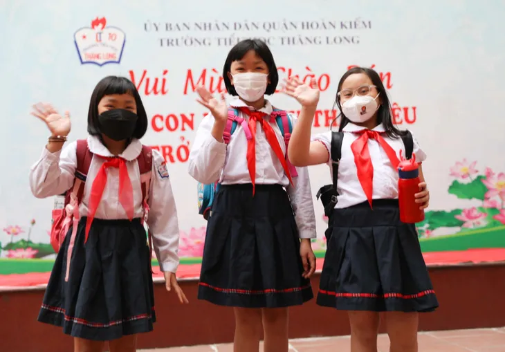 Học sinh lớp 1-6 Hà Nội nô nức trở lại trường sau nghỉ dịch - Ảnh 6. Học sinh lớp 1-6 Hà Nội nô nức trở lại trường sau nghỉ dịch - Ảnh 6.