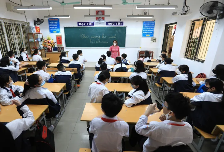 Học sinh lớp 1-6 Hà Nội nô nức trở lại trường sau nghỉ dịch - Ảnh 5. Học sinh lớp 1-6 Hà Nội nô nức trở lại trường sau nghỉ dịch - Ảnh 5.