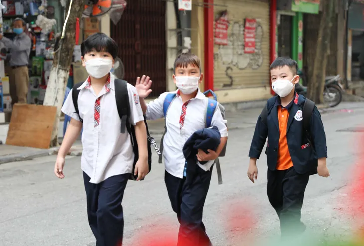 Học sinh lớp 1-6 Hà Nội nô nức trở lại trường sau nghỉ dịch - Ảnh 4. Học sinh lớp 1-6 Hà Nội nô nức trở lại trường sau nghỉ dịch - Ảnh 4.