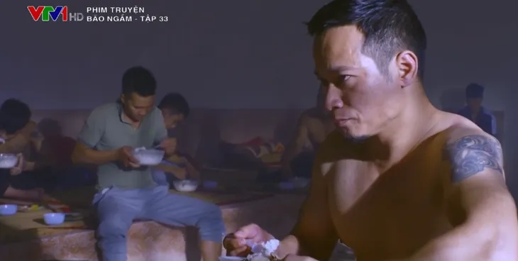 Bão ngầm - Tập 33: Đức điên thủ tiêu Toàn khỉ đốm trong buồng giam - Ảnh 3. Bão ngầm - Tập 33: Đức điên thủ tiêu Toàn khỉ đốm trong buồng giam - Ảnh 3.