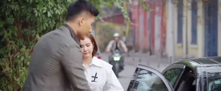 Thương ngày nắng về 2 - Tập 3: Duy ghen phát điên vì trai đẹp kè kè bên Trang - Ảnh 13. Thương ngày nắng về 2 - Tập 3: Duy ghen phát điên vì trai đẹp kè kè bên Trang - Ảnh 13.