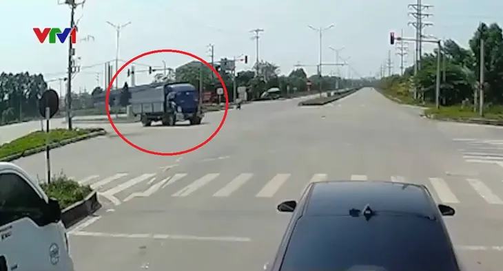 Ô tô và xe máy đâm nhau do cố vượt đèn tín hiệu - Ảnh 1. Ô tô và xe máy đâm nhau do cố vượt đèn tín hiệu - Ảnh 1.