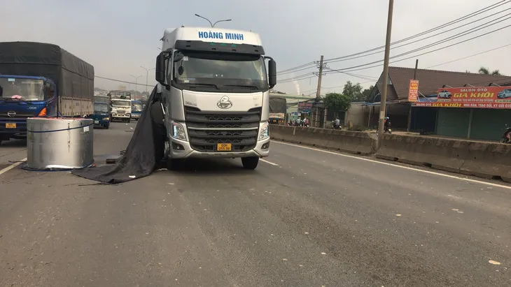 Thêm một vụ xe đầu kéo đánh rơi cuộn sắt nặng hàng tấn xuống đường - Ảnh 3. Thêm một vụ xe đầu kéo đánh rơi cuộn sắt nặng hàng tấn xuống đường - Ảnh 3.