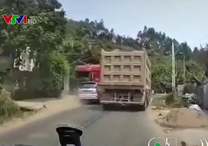 Ô tô lấn làn vượt ẩu ngay khúc cua suýt gây tai nạn - Ảnh 1. Ô tô lấn làn vượt ẩu ngay khúc cua suýt gây tai nạn - Ảnh 1.