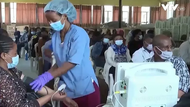 Biến thể siêu lây nhiễm Omicron đã đạt đỉnh tại nhiều quốc gia - Ảnh 1. Biến thể siêu lây nhiễm Omicron đã đạt đỉnh tại nhiều quốc gia - Ảnh 1.