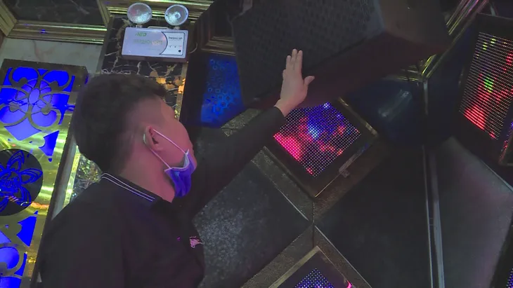 Hà Nội: Karaoke, quán game trăn trở trong ngày đầu được mở cửa trở lại sau 1 năm đóng cửa, cài then - Ảnh 1. Hà Nội: Karaoke, quán game trăn trở trong ngày đầu được mở cửa trở lại sau 1 năm đóng cửa, cài then - Ảnh 1.