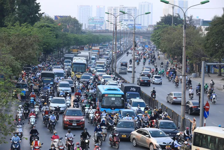 Giao thông Hà Nội ùn ứ trước nghỉ lễ Giỗ Tổ Hùng Vương - Ảnh 2. Giao thông Hà Nội ùn ứ trước nghỉ lễ Giỗ Tổ Hùng Vương - Ảnh 2.