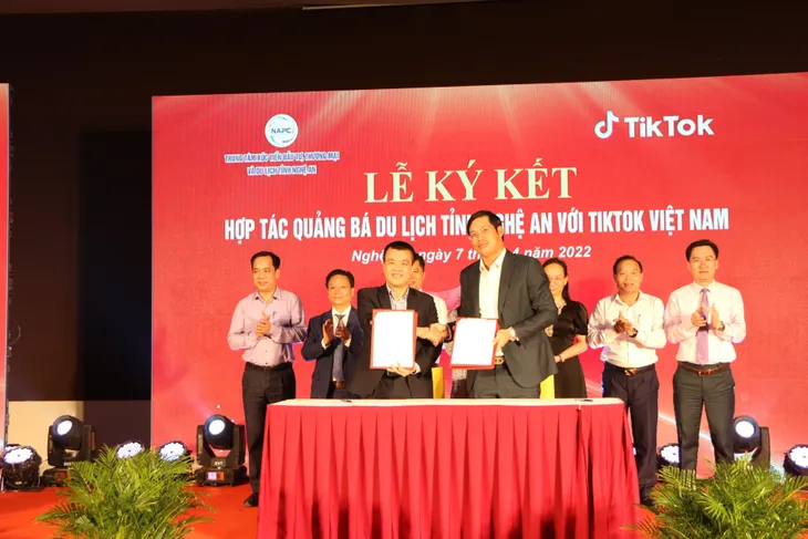 Talk show Cửa Lò - Tinh hoa của biển mở đầu tuần lễ quảng bá Du lịch biển và đặc sản Nghệ An năm 2022 - Ảnh 1. Talk show Cửa Lò - Tinh hoa của biển mở đầu tuần lễ quảng bá Du lịch biển và đặc sản Nghệ An năm 2022 - Ảnh 1.