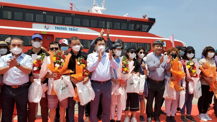Du khách tấp nập ra đảo Lý Sơn dịp nghỉ lễ - Ảnh 6. Du khách tấp nập ra đảo Lý Sơn dịp nghỉ lễ - Ảnh 6.