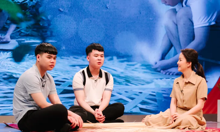 Trạm yêu thương: Hai chàng trai đan nan tre nuôi ước mơ đại học - Ảnh 2. Trạm yêu thương: Hai chàng trai đan nan tre nuôi ước mơ đại học - Ảnh 2.