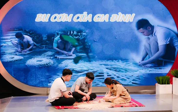 Trạm yêu thương: Hai chàng trai đan nan tre nuôi ước mơ đại học - Ảnh 1. Trạm yêu thương: Hai chàng trai đan nan tre nuôi ước mơ đại học - Ảnh 1.