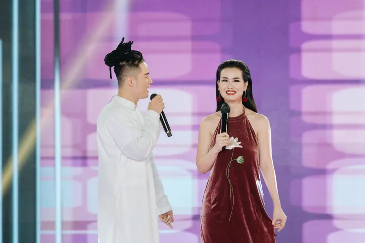 Võ Hạ Trâm khoe loạt nốt cao chặt chém trên sân khấu Cùng hát lên nào - Ảnh 2. Võ Hạ Trâm khoe loạt nốt cao chặt chém trên sân khấu Cùng hát lên nào - Ảnh 2.