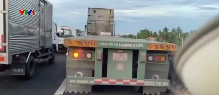 Xử lý nạn ô tô đi vào làn dừng khẩn cấp trên đường cao tốc - Ảnh 1. Xử lý nạn ô tô đi vào làn dừng khẩn cấp trên đường cao tốc - Ảnh 1.