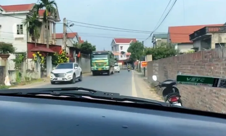 Xe quá khổ, quá tải phá nát đường dân sinh - Ảnh 1. Xe quá khổ, quá tải phá nát đường dân sinh - Ảnh 1.