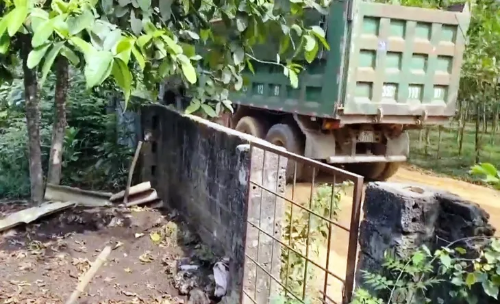 Xe quá khổ, quá tải phá nát đường dân sinh - Ảnh 3. Xe quá khổ, quá tải phá nát đường dân sinh - Ảnh 3.
