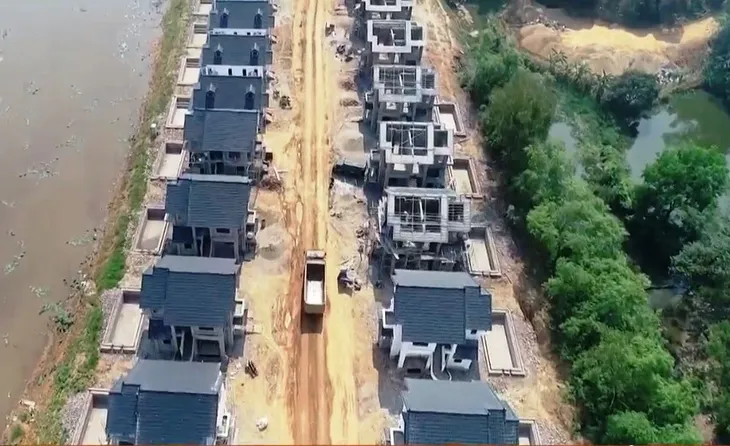 Xe quá khổ, quá tải phá nát đường dân sinh - Ảnh 6. Xe quá khổ, quá tải phá nát đường dân sinh - Ảnh 6.