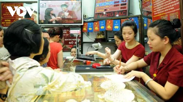 Giá vàng trong nước bỏ xa giá thế giới: Cách nào thu hẹp chênh lệch? - Ảnh 1. Giá vàng trong nước bỏ xa giá thế giới: Cách nào thu hẹp chênh lệch? - Ảnh 1.