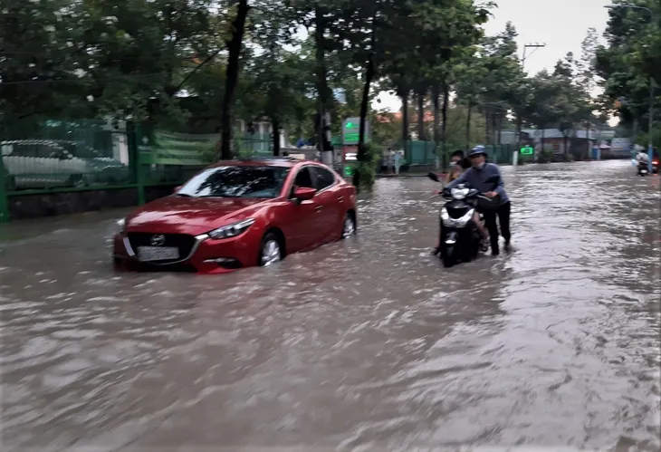 Mưa lớn gây ngập đường ở Bình Dương - Ảnh 1. Mưa lớn gây ngập đường ở Bình Dương - Ảnh 1.