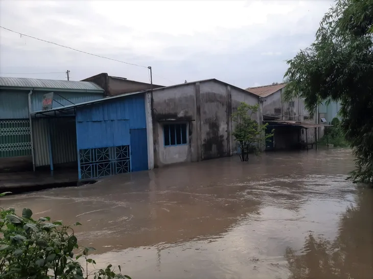 Mưa lớn gây ngập đường ở Bình Dương - Ảnh 3. Mưa lớn gây ngập đường ở Bình Dương - Ảnh 3.