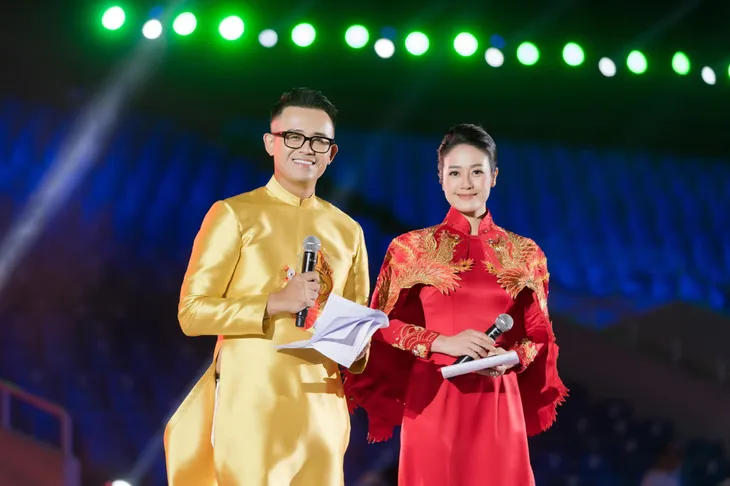 MC Phí Linh, Đức Bảo trắng đêm trước Lễ khai mạc SEA Games 31 - Ảnh 2. MC Phí Linh, Đức Bảo trắng đêm trước Lễ khai mạc SEA Games 31 - Ảnh 2.