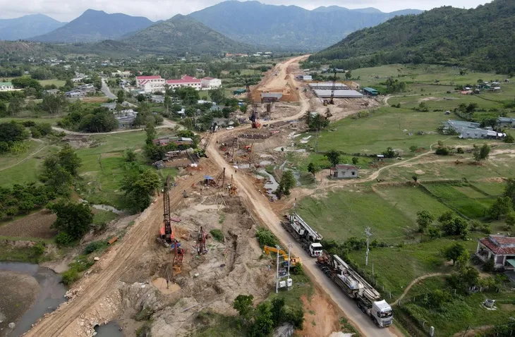 Ninh Thuận rút ngắn thời gian cấp phép mỏ đất cho cao tốc Cam Lâm - Vĩnh Hảo - Ảnh 1. Ninh Thuận rút ngắn thời gian cấp phép mỏ đất cho cao tốc Cam Lâm - Vĩnh Hảo - Ảnh 1.