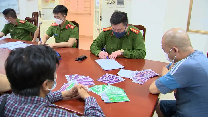 Hà Nội: Tạm giữ 10 đối tượng phe vé trước giờ khai mạc SEA Games 31 - Ảnh 3. Hà Nội: Tạm giữ 10 đối tượng phe vé trước giờ khai mạc SEA Games 31 - Ảnh 3.