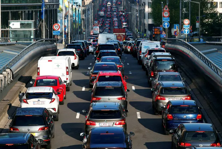 EU ấn định thời hạn cấm ô tô mới chạy bằng nhiên liệu hóa thạch từ năm 2035 - Ảnh 1. EU ấn định thời hạn cấm ô tô mới chạy bằng nhiên liệu hóa thạch từ năm 2035 - Ảnh 1.