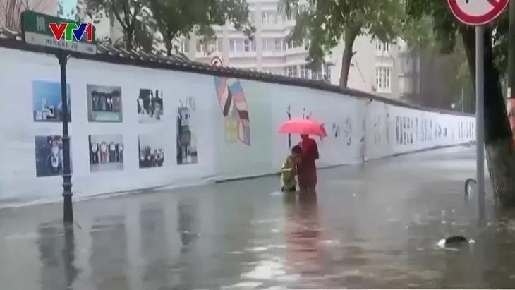 Trung Quốc nâng mức cảnh báo vàng về lũ lụt, phía bắc lạnh bất thường vào mùa hè - Ảnh 1. Trung Quốc nâng mức cảnh báo vàng về lũ lụt, phía bắc lạnh bất thường vào mùa hè - Ảnh 1.