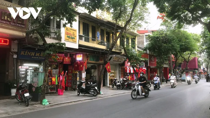 Mặt bằng kinh doanh phố cổ Hà Nội tấp nập trở lại sau 2 năm điêu đứng vì COVID-19 - Ảnh 1. Mặt bằng kinh doanh phố cổ Hà Nội tấp nập trở lại sau 2 năm điêu đứng vì COVID-19 - Ảnh 1.