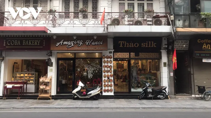 Mặt bằng kinh doanh phố cổ Hà Nội tấp nập trở lại sau 2 năm điêu đứng vì COVID-19 - Ảnh 2. Mặt bằng kinh doanh phố cổ Hà Nội tấp nập trở lại sau 2 năm điêu đứng vì COVID-19 - Ảnh 2.