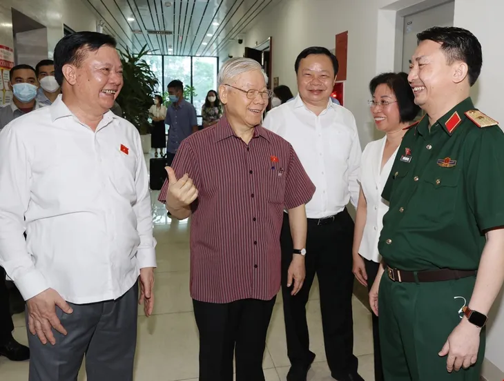 Tổng Bí thư tiếp xúc cử tri Hà Nội trước Kỳ họp thứ 3, Quốc hội khóa XV - Ảnh 2. Tổng Bí thư tiếp xúc cử tri Hà Nội trước Kỳ họp thứ 3, Quốc hội khóa XV - Ảnh 2.