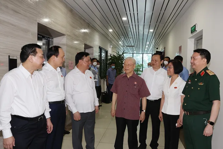 Tổng Bí thư tiếp xúc cử tri Hà Nội trước Kỳ họp thứ 3, Quốc hội khóa XV - Ảnh 1. Tổng Bí thư tiếp xúc cử tri Hà Nội trước Kỳ họp thứ 3, Quốc hội khóa XV - Ảnh 1.