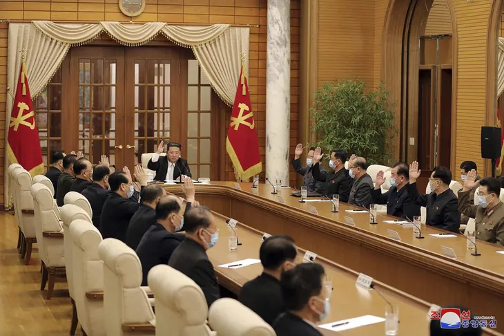 Triều Tiên báo cáo trường hợp tử vong do COVID-19 đầu tiên - Ảnh 1.