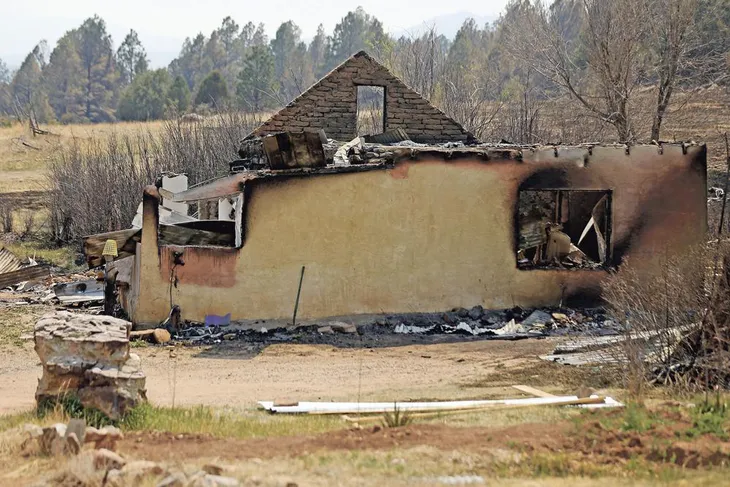 Mỹ: Cháy rừng đe dọa các khu nghỉ dưỡng ở New Mexico, thiêu rụi biệt thự triệu USD ở California - Ảnh 3. Mỹ: Cháy rừng đe dọa các khu nghỉ dưỡng ở New Mexico, thiêu rụi biệt thự triệu USD ở California - Ảnh 3.