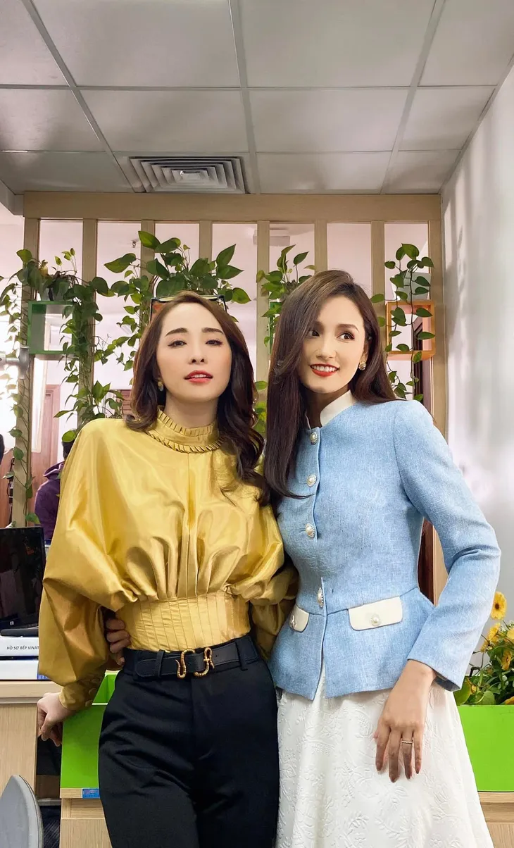 Quỳnh Nga quấn quít không rời khi đóng phim cùng Lã Thanh Huyền - Ảnh 10. Quỳnh Nga quấn quít không rời khi đóng phim cùng Lã Thanh Huyền - Ảnh 10.