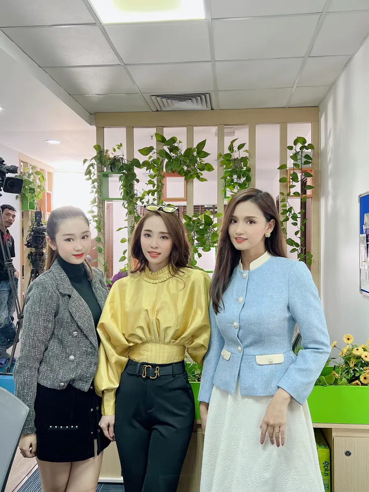 Quỳnh Nga quấn quít không rời khi đóng phim cùng Lã Thanh Huyền - Ảnh 17. Quỳnh Nga quấn quít không rời khi đóng phim cùng Lã Thanh Huyền - Ảnh 17.
