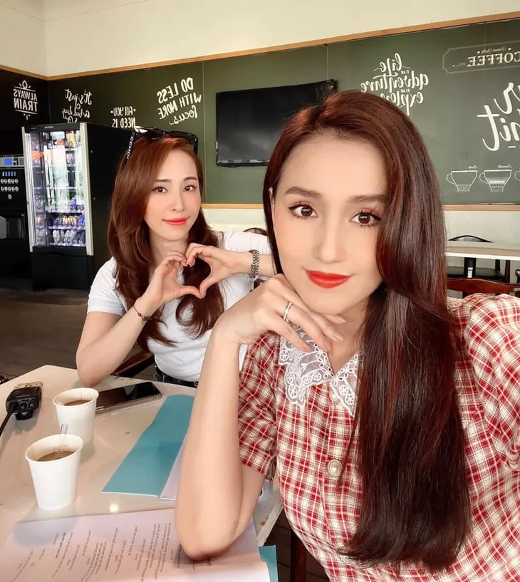 Quỳnh Nga quấn quít không rời khi đóng phim cùng Lã Thanh Huyền - Ảnh 14. Quỳnh Nga quấn quít không rời khi đóng phim cùng Lã Thanh Huyền - Ảnh 14.