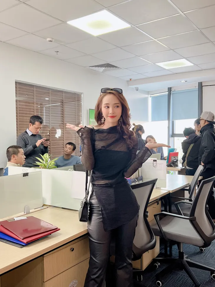 Quỳnh Nga quấn quít không rời khi đóng phim cùng Lã Thanh Huyền - Ảnh 3. Quỳnh Nga quấn quít không rời khi đóng phim cùng Lã Thanh Huyền - Ảnh 3.